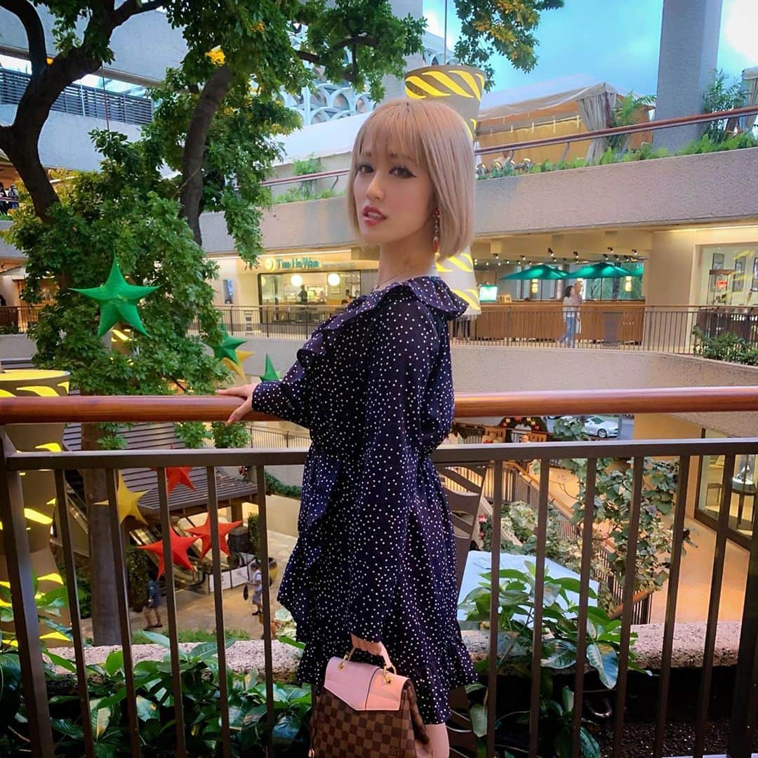 五月千和加さんのインスタグラム写真 - (五月千和加Instagram)「. 今日から遅めのバカンス！ ハワイ🌺にきてまーす☺️💕 24度くらいしかないから涼しめだけど過ごしやすいです🙆‍♀️✨☺️💋 今年は何しようかな〜 ちなみに今年はシェラトンには宿泊しません☺️💕 . #バカンス　#バケーション　#休暇　#旅行　#ワンピース　#ルイヴィトン  #ボブ　#金髪　#金髪ショート　#金髪ボブ　#bob #shortbob #shorthair #dress #dot #vacation #hawaii #honolulu #waikiki #ワイキキ　#ハワイ　#ホノルル」1月8日 16時10分 - satsuki_senwaka
