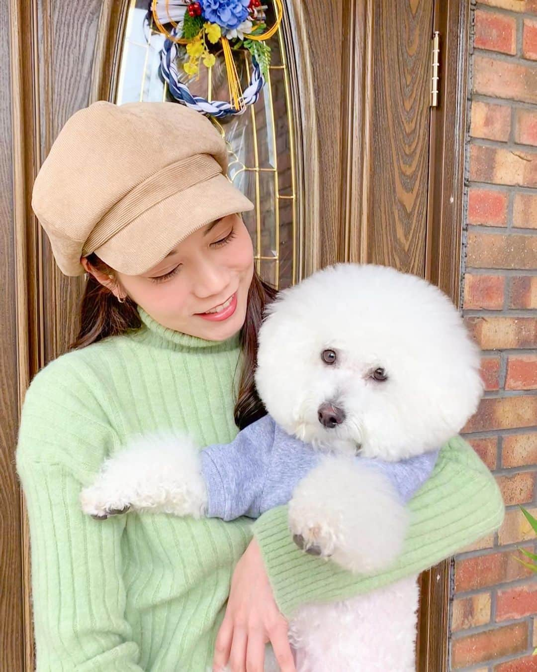 松山愛里のインスタグラム：「. トリミングしてもらって まぁるいふわもこノエルさん復活🐶 またしばらく会えないけど元気でね〜！！ . 東京に戻ってきました🏃‍♀️ 福岡よ、九州よ、パワーをありがとう☺️🌅🌿🍜♨️ #松山ノエル#ビションフリーゼ#わたあめ犬#ふわもこ部#いつのまにか4歳#早いなぁ」