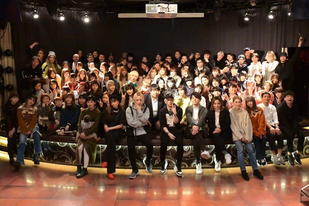 azumiのインスタグラム：「昨日は事務所の新年会でした🎍 本年も一同宜しくお願い致します。 #asobisystem #アソビシステム」