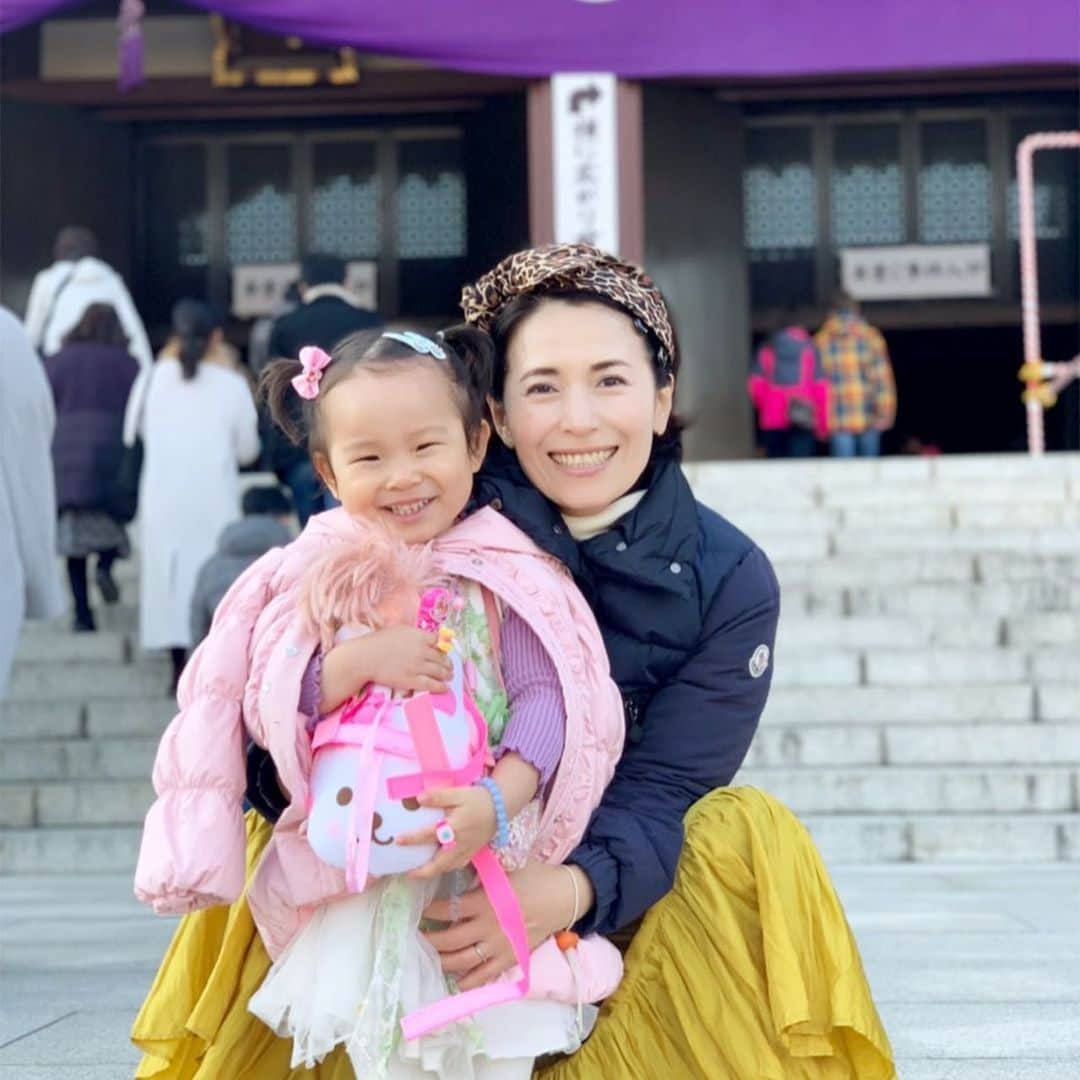 揚田亜紀のインスタグラム：「#増上寺 #初詣 #その流れで東京タワー #一階でイベントやってたラッキー #てか、娘、ジャラジャラ付けすぎブーム」