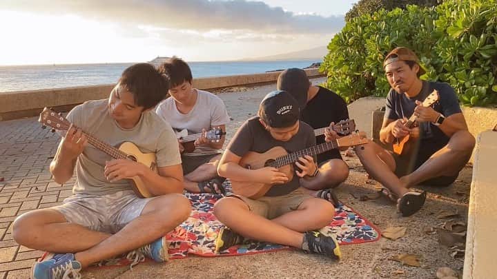 飯塚翔太のインスタグラム：「合宿メンバーとウクレレ🎼 練習あるのみ！ 隣の翔太くんのうまさに感動」