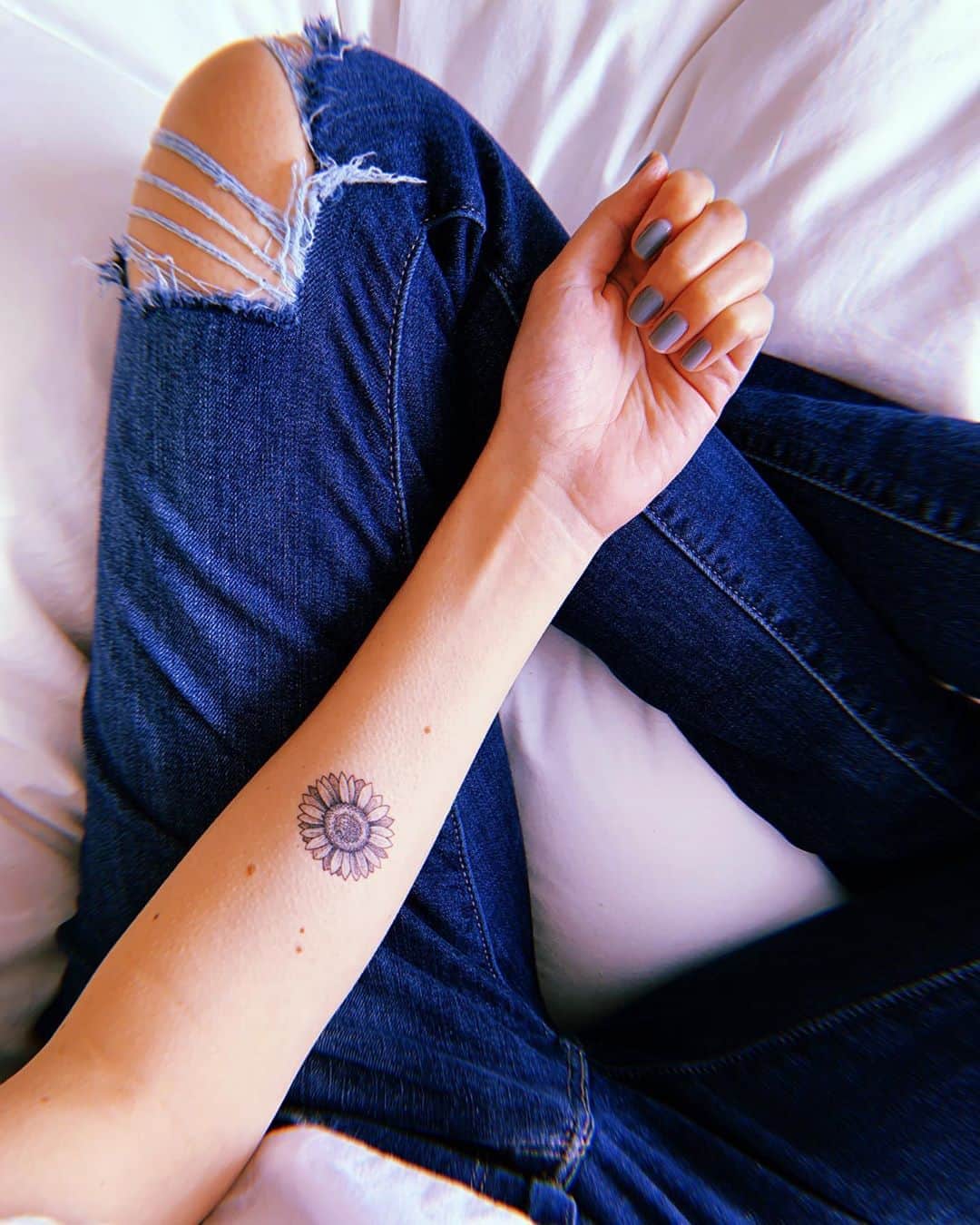 のインスタグラム：「It took 6 years of inner debate, but it finally felt like the right time to do it. One for each important person in my life that I’ve lost because I wouldn’t be here without them.  Sunflowers happen to be my favorite flower, and also a reminder of his warmth and kindness. To the person that always told me that’s I’m not half of anything - I’m a whole person 🌻  ここ何年かずっと悩んで、やっと決断ができた！想像以上の出来❤️ この向日葵以外にも2つお願いしたんだけど、自撮りが難しいので今は載せません笑  向日葵は一番好きな花で、一番会いたい人の優しさと心の温かさのシンボル🌻  @mii_ink_tattooer thank you so much for the perfect first tattoos 😌❤️ . . . #tattoo #firsttattoo #sunflower #flower #summerbaby #meaning #likeasunflower #miiink #minimaltattoo #singleneedle #singleneedletattoo #neverforget #firstforeverything #starting2020right  #tokyo #tokyoblogger」