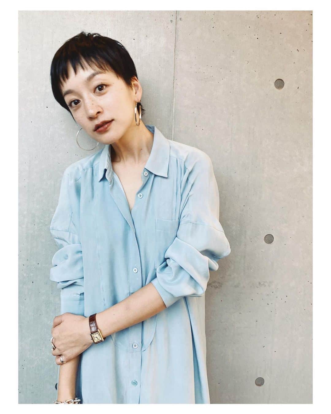 のインスタグラム：「2020年もベリーショート続投。 仕事終わりにサロンへ。 明日の撮影用に整えてもらいました。 最初はドキドキしてたオンザも、むしろこれぐらい短いほうが落ち着く。 毛質は柔らかくて、直毛なので、最初のカットの時にパーマをかけもらったのが残ってます。 色は地毛で黒髪のまま。 担当は @abbey_nakamura 📸　@abbeyrisakubo @abbey_shinpei  いつも楽しい時間をありがとう。 てか、隣の男の子よりも、きっと短いな、いま。」