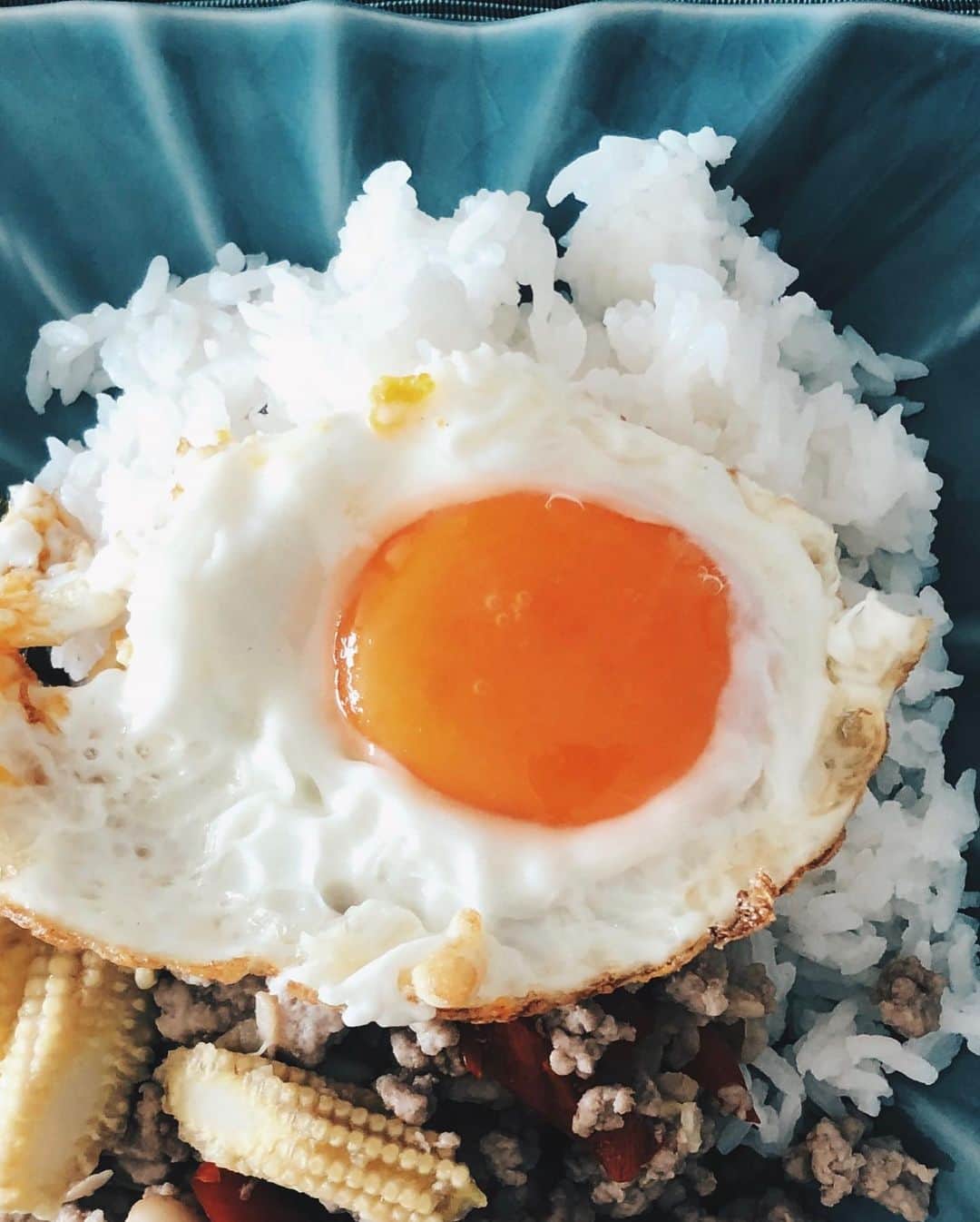 安藤沙耶香さんのインスタグラム写真 - (安藤沙耶香Instagram)「タイ料理だいすき 日本に住んでいたときは お家でタイ料理フルコース作るなんて全く発想がなかったけど 香港だと意外とみんな作ってる しかも その辺で外食するより断然美味しい そして簡単！ 子供たちが食べないのがネックで なかなか作らずにいたけれど 近くにタイの調味料専門店があって 野菜も全部揃っちゃうから これからは頻繁に作りたいな せっかくお料理教室にも行ったことだし復習しないと 近々ホームパーティーでもするかな  #お家でタイ料理  #簡単で美味しい #ひとつネックは #子供たちが食べてくれない #セイロを買ってからはお家肉まんもするよ #もう子供達も上手に作れる #目指せ551 #食べたことないけど」1月8日 16時26分 - sayaka_nala
