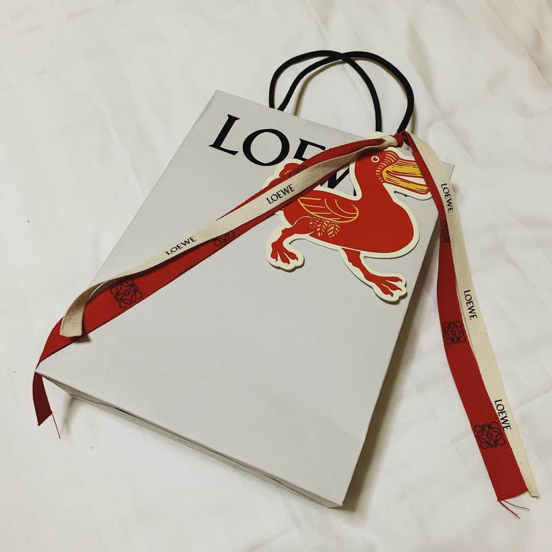 liiiiche23のインスタグラム：「・ ・ 明けましておめでとうございます⛩ 本年もよろしくお願い致します🙇‍♀️ ・ 誕生日はもう少し先だけど… 毎年年末辺りに、 兄に誕生日に欲しいものを申請して買ってもらうシステム❣️笑 今年は @loewe を買ってもらった🥺 中身はまた近々…🤍 優しくてカッコよくて自慢の兄🤵✨ ・ ・ #fashion #instafood #present #プレゼント #loewe #ロエベ #birthday #birthdaypresent #ブラコン」