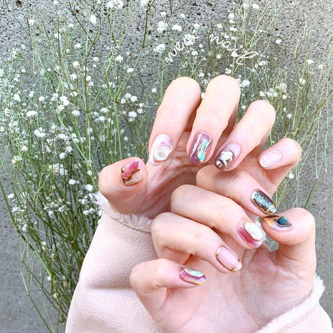 菊池かなこさんのインスタグラム写真 - (菊池かなこInstagram)「. 先日載せたネイルの 両手バージョン💅✨ . グランストーリーサロン代官山 @na.na.na.na.naoya . 全部の指のデザインが違う 可愛いニュアンスネイル作って頂きました😻 . 希望のイメージや使いたい色を伝えて お任せでデザインしてもらいました❤︎ シェルもたくさんつけてもらった！🐚 . ୨୧┈┈┈┈┈┈┈┈┈┈┈┈┈┈┈┈┈୨୧ #GrandStorySalon #代官山ネイル #ニュアンスネイル #恵比寿ネイル #pr #コラボベース #うねうねネイル#ジェルネイル」1月8日 16時38分 - canana_kanako