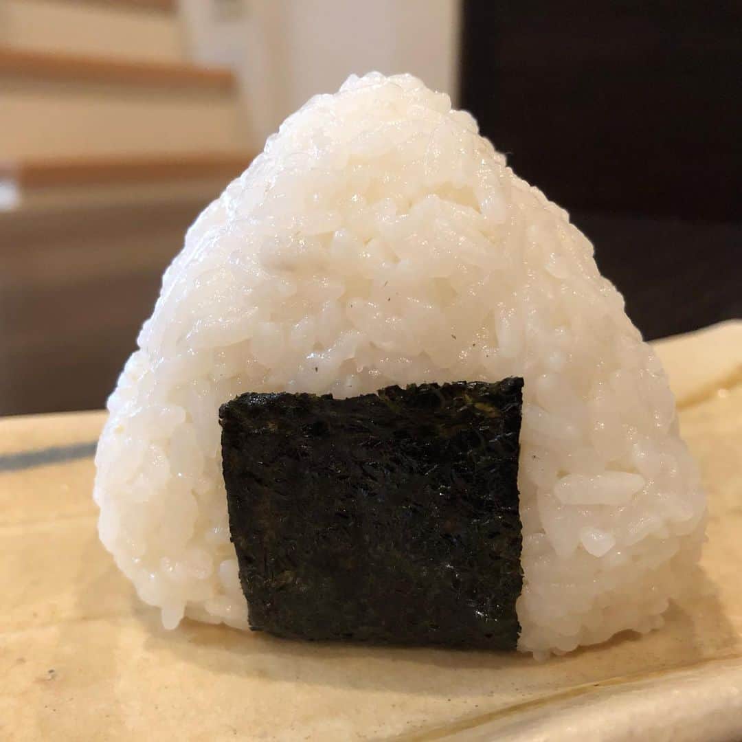 南早苗のインスタグラム：「おうちおむすび。 今日のはコロコロしてます！  一つお知らせがあります。 ＴＯＫＹＯ　ＦＭ をキーステーションに、 ＪＡＰＡＮ　ＦＭ　ＮＥＴＷＯＲＫ３８局でオンエア している農業応援プログラム「あぐりずむ」。 お聞きになったことはありますか？ 毎週木曜日は、「ニッポンおむすび便り」ということで 全国のFMパーソナリティがご当地の食材を使った おむすびを紹介しています。 なんと！明日(1月9日)は、私がおむすびをご紹介することになりました😄 お聞きいただけると嬉しいです！！ エフエム石川でのオンエアは、明日の午後4:50〜。 全国で放送なのですが、地域によって放送時間は 違いますので、石川県外のご友人、知人の皆様ぜひ こちらをご参考に！  https://www.tfm.co.jp/omusubi/  あとはradikoなどでも聞けますのでぜひ！！ #あぐりずむ #ニッポンおむすび便り #アンバサダーは川瀬良子さん #tokyofm #jfn #エフエム石川 #fm805 #ラジオ #fm #radiko #おむすび #おにぎり #この時期ならではの食材 #石川県 #金沢市 #なかなかお会いできない県外のご友人の皆様もぜひ #私は元気です」
