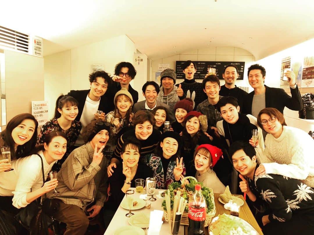 大月さゆのインスタグラム：「✨✨宝もの写真✨✨ #シャボン玉とんだ宇宙までとんだ  #本日は福井さんの初日　🎉 #写真は初日乾杯　 #数人で撮ろうとしたら思わぬ大人数になる喜び」