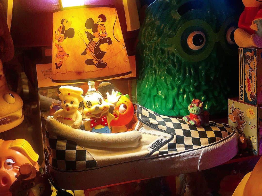 大川知英のインスタグラム：「90's VANS Checker slip-on  Stor Display🇺🇸 LUMP OFF THE WALL👮🏼‍♂️うぴ🤡❗️ #vans#checker#slipon#storedisplay #bigsize#90s#lump好き#デカモノ好き #amecajiboys #takatsubase #アメトイ部キャプテン」