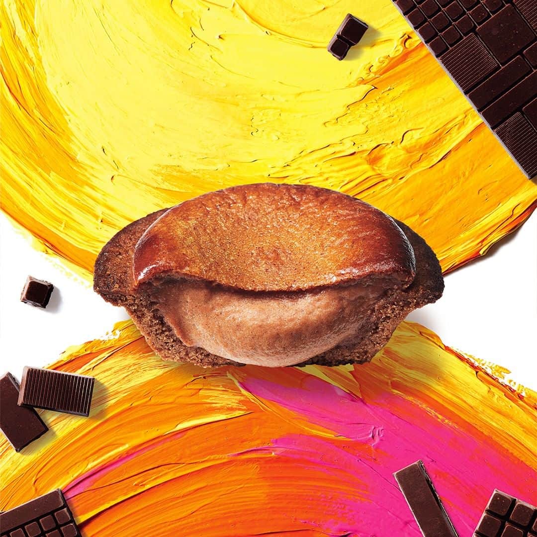 BAKE CHEESE TART OFFICIALさんのインスタグラム写真 - (BAKE CHEESE TART OFFICIALInstagram)「1/9(木)発売！バレンタイン期間限定「焼きたてチョコレートチーズタルト」  日本発 Bean to Bar チョコレートブランド 「Minimal -Bean to Bar Chocolate-」とコラボレーションした「焼きたてチョコレートチーズタルト」を明日より発売いたします。  今年のバレンタイン限定チーズタルトは、カカオ豆本来の味わいや香りの表現に徹底的にこだわっている「Minimal」の代表作『フルーティー』と『クラシック』2種類のチョコレートを組み合わせたのがポイント✨ カカオの風味はそのままに、クリームチーズのコクと酸味が引き立つ味わいに仕上げました。  チーズとカカオ、それぞれの真っ直ぐな個性が出会ったチーズタルトをぜひお楽しみください。  1/9(木)〜2/14(金)の期間限定発売となりますので、どうぞお見逃しなく！ ※各日数量限定の為、なくなり次第販売終了となります  #チョコレートチーズタルト #MinimalChocolate  #MinimalBeanToBarChocolate  #バレンタイン2020 #バレンタインスイーツ #バレンタイン #友チョコ #ご褒美スイーツ ﻿ #チョコ好き #chocolate #BeanToBar  #ギフト #手土産 ﻿ #おみやげ #家カフェ #今日のおやつ #おやつ  #スイーツ ﻿ #スイーツ好き ﻿ #スイーツ部 #デザート #お菓子 ﻿ #チーズタルト専門店 #チーズタルト ﻿ #チーズケーキ #タルト #ベイクチーズタルト ﻿ #bakecheesetart」1月8日 17時00分 - bakecheesetart