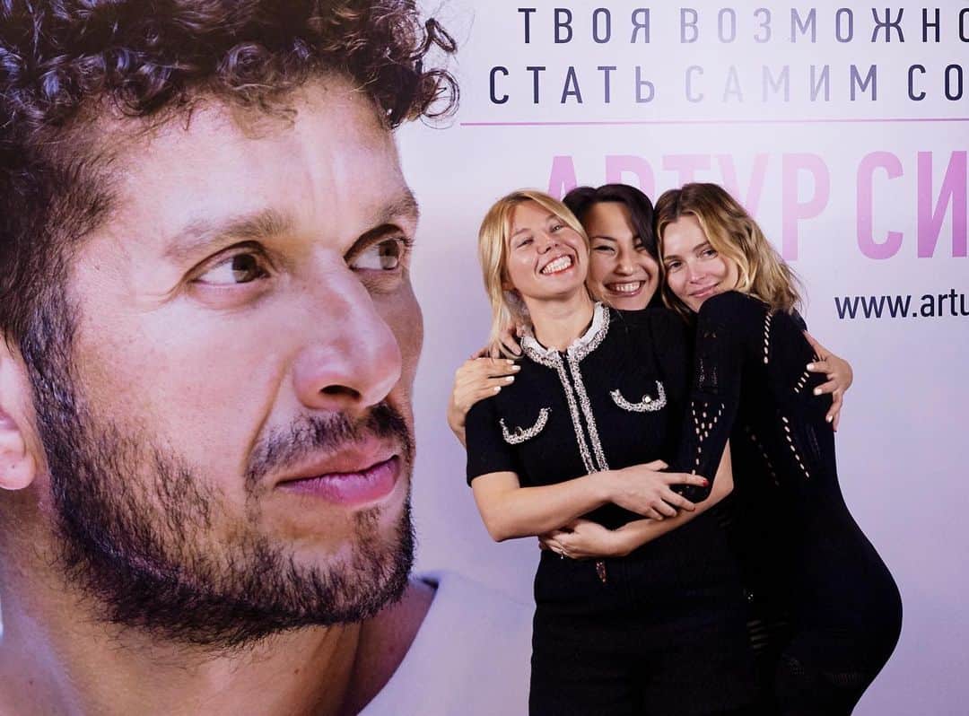 ヴァレンティナ・ゼリャヴァのインスタグラム：「Невозможно выразить благодарность, тепло и любовь, которую испытываю во время встреч у @artursita ✨ классно, что ты есть, Артур 🤗спасибо организаторам и волонтёрам за такой праздник✨ #artursita #артурсита #пробуждениедуши #awakening」