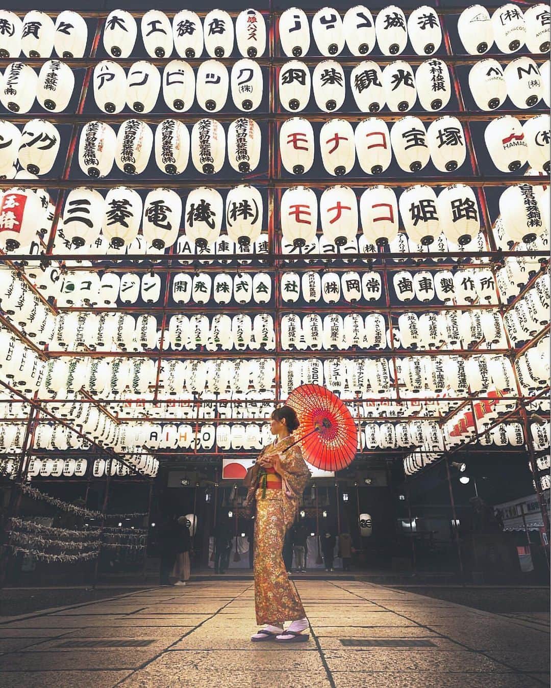 aumoさんのインスタグラム写真 - (aumoInstagram)「【#提灯×#姫路 】 . 兵庫県姫路市にある「#播磨国総社 」にて撮影されたお写真📸 . みなさん初詣にはいきましたか？ たくさんの提灯がお見事ですね🏮👘 . Credit：@lulu_camera  さん 素敵なお写真をありがとうございます！ . あなたが撮影した素敵な写真に 「#aumo」を付けて教えてください♡ あなたの投稿が明日紹介されるかも♪ . aumoアプリは毎日配信！おでかけや最新グルメなどaumo読者が気になる情報が満載♡ ダウンロードはプロフィールのURLから✔︎ (iPhone&Android版) . . #兵庫#姫路#神社#神社巡り#インスタ映え #インスタ探検隊 #女子旅#絶景#旅#東京散歩 #team_jp_ #igersjp #japan_daytime_view #wu_japan  #bestjapanpics #japan_of_insta #art_of_japan_ #ptk_japan #photo_jpn #lovers_nippon #tokyocameraclub #あなたとみたい景色#フォトジェニック」1月8日 17時11分 - aumo.jp