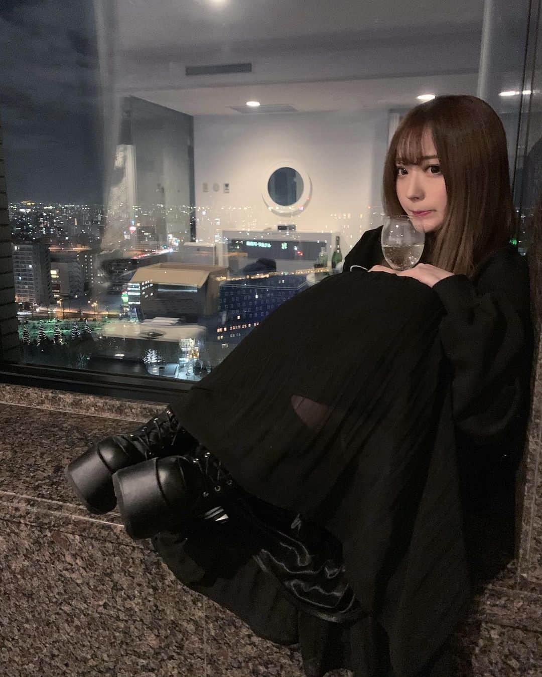 おもてちゃんのインスタグラム：「. 酒🥂 体調不良でしんでる」