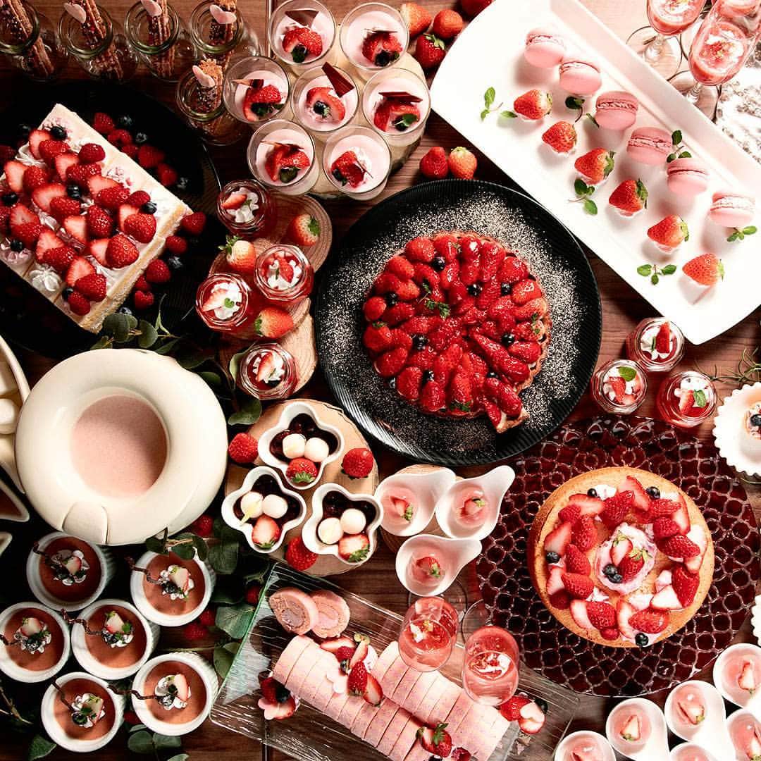 ホテルモントレグループのインスタグラム：「いちごが主役！「選べるメイン＆いちご＆ブュッフェ」は本日1月8日よりスタートです。季節限定のお楽しみプランをお見逃しなく！ . Strawberry,strawberry,strawberry...strawberry & buffet & main dish at your choice! Don't miss the fabulous promotion! . #hotelmontereylefrereosaka #hotelmonterey #hotel #osaka #strawberry #strawberrycake #buffet #hotelbuffet #sweet #cake #hotelrestaurant #visitjapan #visitjapanjp #ホテルモントレルフレール大阪#ホテルモントレ #ホテル #大阪 #大阪グルメ #いちご #イチゴ #苺 #いちごスイーツ #いちごビュッフェ #ストロベリー #ホテルレストラン #ビュッフェ #ホテルビュッフェ」
