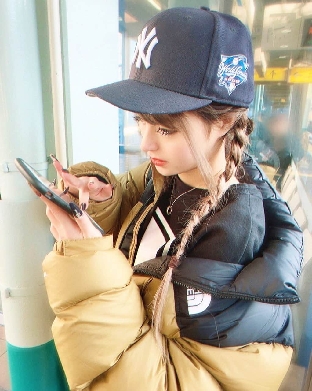 アンジェリカのインスタグラム：「🎭🎭 . 最近ラフな格好だネ⌄̈⃝‪‪❤︎‬ こうゆうのもあり~💜 こんなコーデしてほしいとかあったらコメント してネｰ‪‪❤︎‬‪‪❤︎‬ 遊んでキマス‪‪🏵 . 🎭🎭 #カラオケ #カジュアルコーデ #ラフな格好 #ダウンジャケット #あんじぇコーデ ❤」