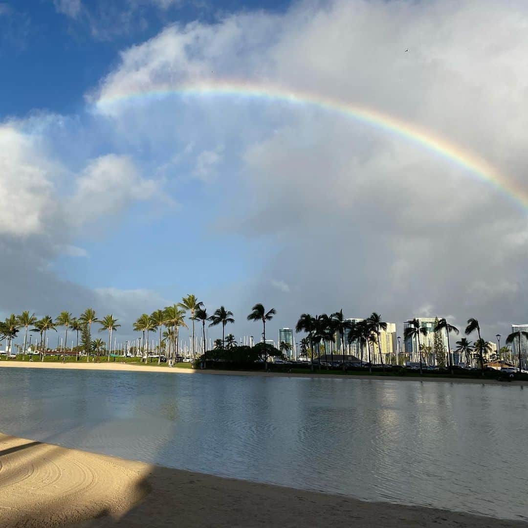 小川永子さんのインスタグラム写真 - (小川永子Instagram)「元旦からハワイを満喫🏝 最終日の朝です。  小雨が降るたびに、空には虹が輝き、 今朝だけで、４度も虹を見ることができました。  初めての経験です🌈  No rain, no rainbow🌈  ハワイのことわざでしたでしょうか。  雨が降らなければ、🌈は出ません。  頑張っていれば、 辛いこと、苦しいことの次には、 素晴らしい事が待っています。  今年の始まりは虹からたくさんの言葉をもらい、 パワー全開のワタクシです！  本年も宜しくお願いします！  #ハワイ #お正月ハワイ #アナウンサー #写真 #諸々後日upします #ハワイの🌈」1月8日 17時27分 - hisak03
