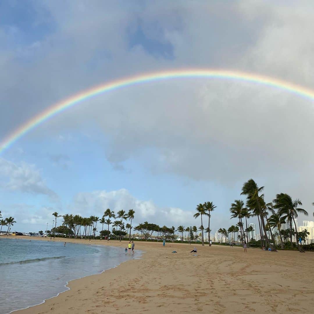 小川永子さんのインスタグラム写真 - (小川永子Instagram)「元旦からハワイを満喫🏝 最終日の朝です。  小雨が降るたびに、空には虹が輝き、 今朝だけで、４度も虹を見ることができました。  初めての経験です🌈  No rain, no rainbow🌈  ハワイのことわざでしたでしょうか。  雨が降らなければ、🌈は出ません。  頑張っていれば、 辛いこと、苦しいことの次には、 素晴らしい事が待っています。  今年の始まりは虹からたくさんの言葉をもらい、 パワー全開のワタクシです！  本年も宜しくお願いします！  #ハワイ #お正月ハワイ #アナウンサー #写真 #諸々後日upします #ハワイの🌈」1月8日 17時27分 - hisak03