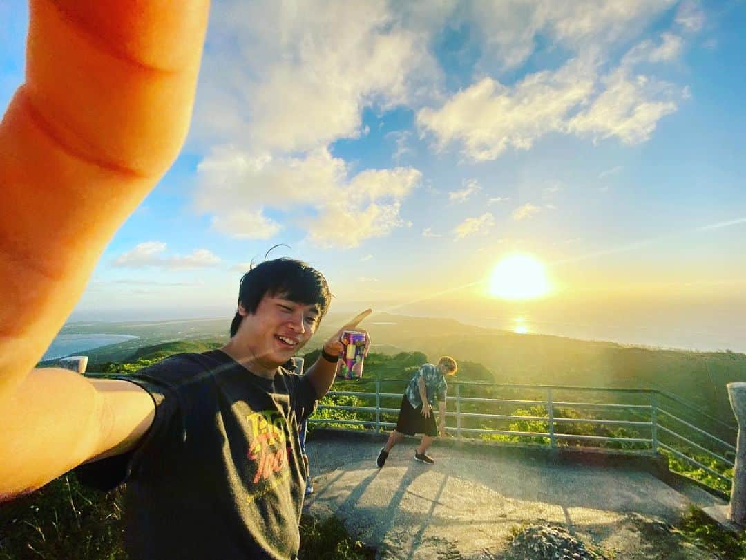 すしらーめん《りく》のインスタグラム：「ハイパワー過ぎる初夕日のお届けです。海が沸騰しなくてホント良かった #太陽デカ過ぎ」