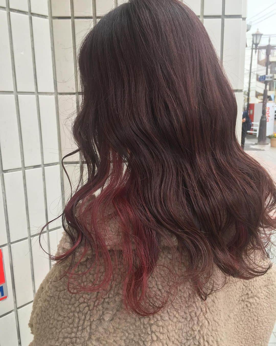 大石亜里紗のインスタグラム：「🍓パステルピンクベージュ🍓 . ベースの色はpink✖︎beige💗 . ベースカラーにはイチゴ🍓をトッピング◎ ショートケーキのような甘いカラー🍰 . 周りと差をつけたいオシャレさんに是非🌟 部分的なブリーチなら誰でも挑戦できますよ！！ . #ピンクカラー #ラズベリーピンク #インナーカラー #ピンクベージュ #ラベンダーピンク #ベリーピンク #ショコラベージュ #ストロベリーピンク #ピンクヘアー」