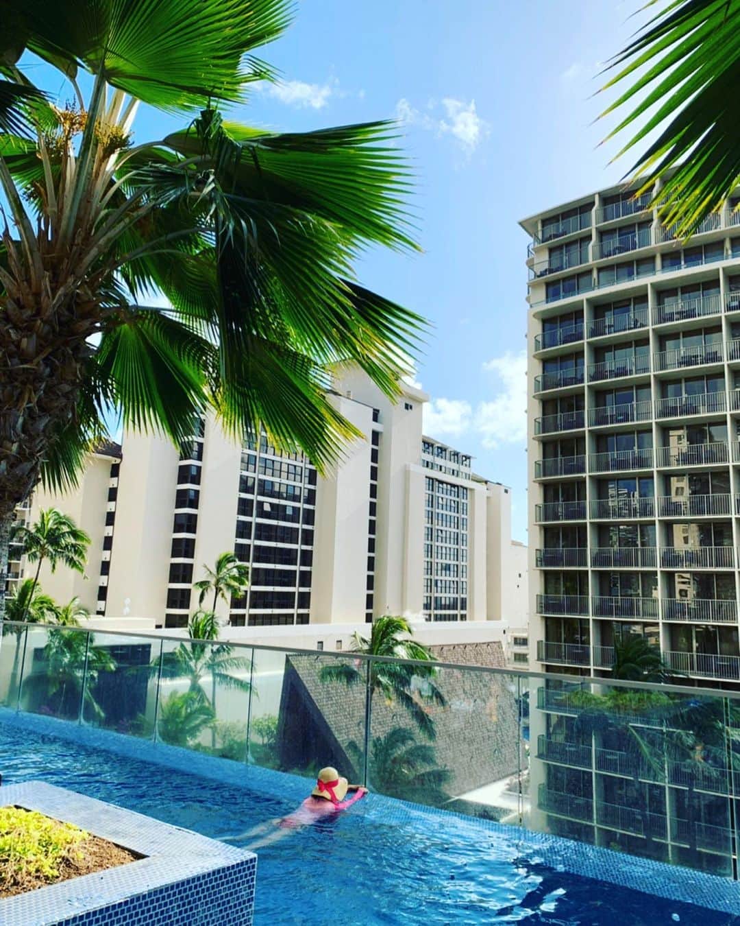 のインスタグラム：「子供達💕とプール遊び🌴 ずーっと鬼ごっこしていました☺️ 何故かずっと私が鬼で😂捕まえ方など色々工夫して子供達💕をキャッキャ言わすのが楽しかったなぁ〜😂 #プール遊び#鬼ごっこ#プールで鬼ごっこ#pool#プール#ハワイ#hawaii#子供達とプール#神田うの#unokanda」