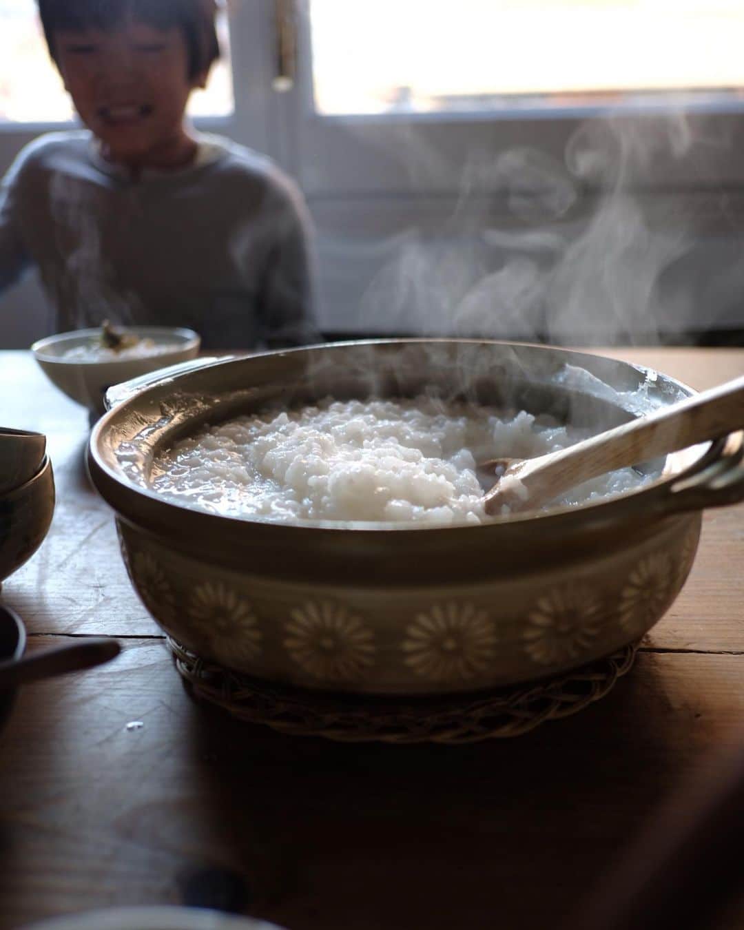 米田有希さんのインスタグラム写真 - (米田有希Instagram)「7日は移動日✈️だったので、8日の今日七草粥を作りました。 ここ数年、七草のえぐみが苦手な子供達のために、七草リゾットにするのが定番でしたが、もっとあっさりと「お粥」にならないものかと考え、今年は七草をゴマと一緒にふりかけにしてお粥に乗せて食べる方法にしてみました。 これがとってもおいしくて大ヒット！ あっという間に完食してくれました😋 . #cuinadeaki」1月8日 17時45分 - akiyoneda