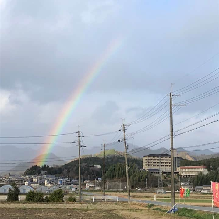 姫路ゆめさき川温泉 夢乃井さんのインスタグラム写真 - (姫路ゆめさき川温泉 夢乃井Instagram)「今日はすごい暴風ですね😢 少し雨が降ったり…と不安定な天気が続いてますが… 今日スタッフから虹が送られてきてほっこりしました☺️ 夢前町では虹が架かっていたようです🌈 寒さが厳しくなっていますが温かい格好をして体調管理には充分気をつけてくださいね😌  #夢乃井#夢乃井庵夕やけこやけ#旅館#旅行#温泉#温泉旅行#家族旅行#二人旅#親子旅#姫路市#姫路#夢前町#夢前#夢前川#姫路みたい#虹#素敵#himeji#himejistation#himejicastle」1月8日 17時48分 - yu_me_noi