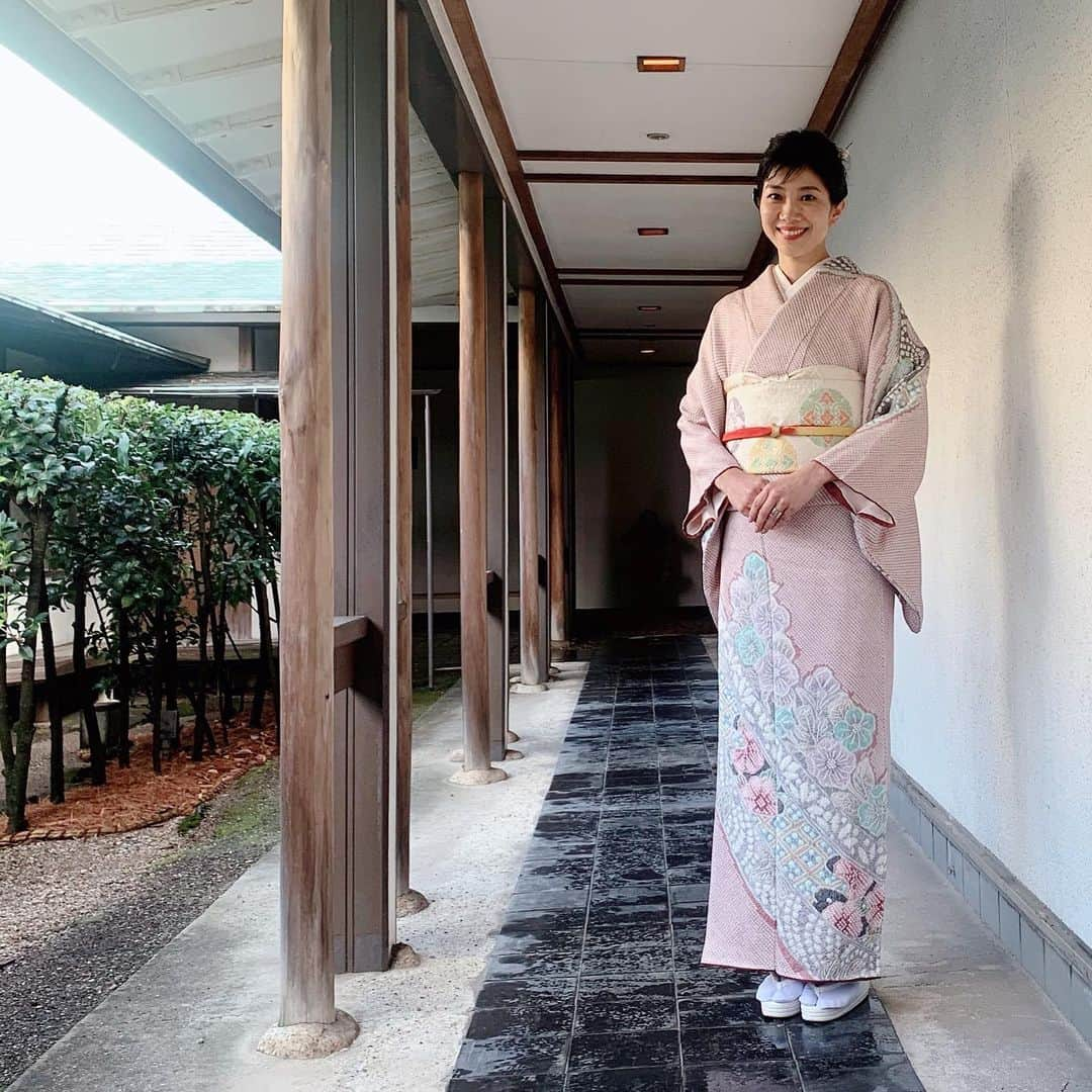 潮田玲子さんのインスタグラム写真 - (潮田玲子Instagram)「せっかくのお着物なので撮影会👘笑 背筋が伸びました😍💓🙌 #お着物 #総絞り #素敵でした👘 #藤娘きぬたや  #撮影会 #イメージは着物雑誌😂」1月8日 17時48分 - reikoshiota_official