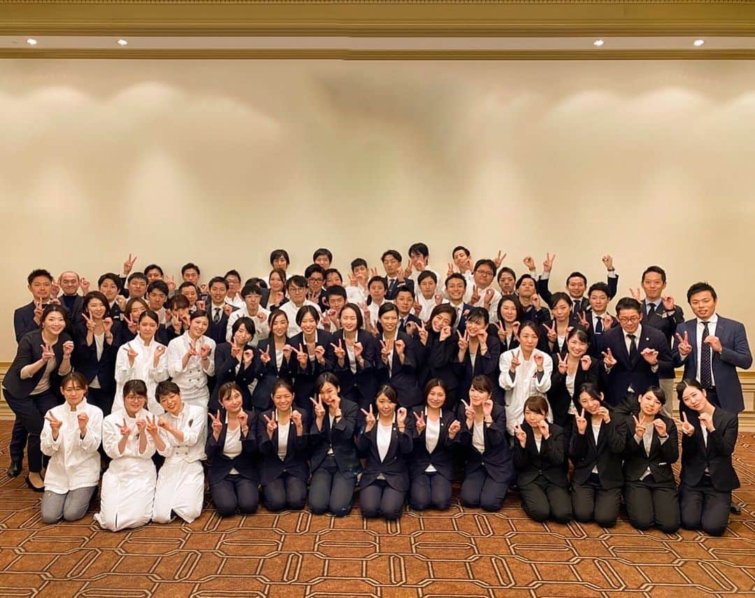 東京タワーの麓の結婚式さんのインスタグラム写真 - (東京タワーの麓の結婚式Instagram)「🗼 今日はThe Place of Tokyoスタッフ全員で 新年顔合わせを行いました！ 恒例の増上寺への初詣はあいにくのお天気で 行けませんでしたが…💦 . 各チームの12月の成果報告や 感謝を伝えあう“ありがとうの会” スタッフのお誕生日をお祝いしたりと まるで家族のように温かい時間でした🍀 . 2020年も、東京タワーの麓 この仲間たちとたくさんのおもてなしを想造し The Place of Tokyoをご利用いただく皆さまに 素敵な時間を過ごしていただけるよう スタッフ一同精一杯お手伝いさせていただきます！ . 改めて2020年もどうぞよろしくお願いいたします😊 . ➡︎(@theplaceoftokyo) . #theplaceoftokyo #ザプレイスオブトウキョウ #プレイスオブトウキョウ #東京タワー #東京タワー🗼 #東京タワーで結婚式 #東京タワーが好き #インスタジェニック婚 #tokyotower #wedding #ウェディング #プレ花嫁 #卒花嫁 #2020春婚 #令和婚 #2019冬婚 #結婚式準備 #結婚式場探し #式場探し #東京花嫁 #関東プレ花嫁 #日本中のプレ花嫁さんと繋がりたい #ウェルカムスペース #ウェルカムドリンク #東京タワー見える #東京タワーの真下 #2020年 #tokyo2020」1月8日 17時49分 - theplaceoftokyo