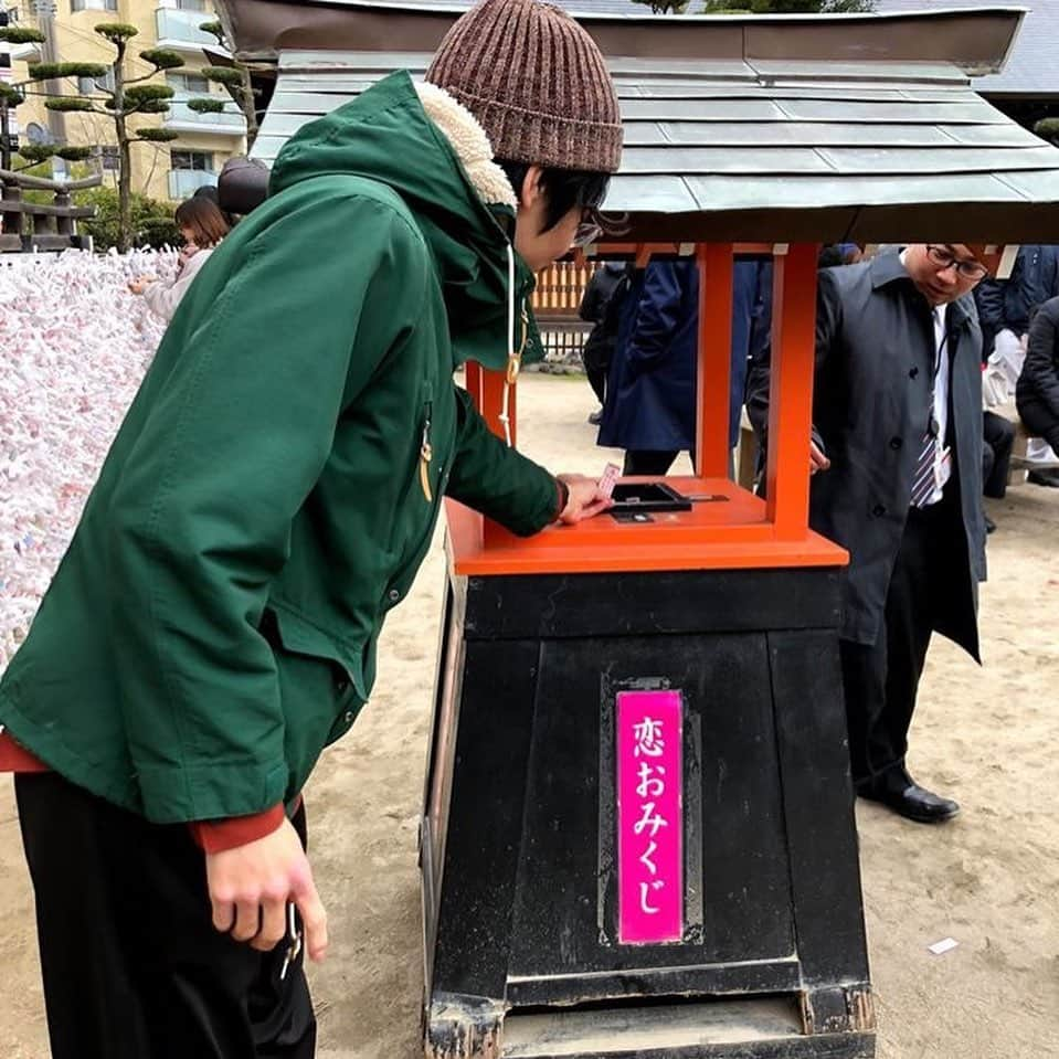 株式会社 新大陸さんのインスタグラム写真 - (株式会社 新大陸Instagram)「. 明けましておめでとうございます！ . 年末年始の休暇でリフレッシュし、皆で気持ちよく新年のスタートをきることができました。 . 福岡オフィスでは皆で近くの神社へ赴きお参り＆おみくじ。浜松本社では手づくり絵馬に2020年の抱負をしたためました。 . 来社された株式会社ブレインマークスの安東様にも一筆お願いし、シンボルツリーはよりにぎやかに。 . 2020年も、Webマーケティングを通じてクライアントをサポートし、多くの企業様へノウハウをお届け致します。 . 採用についても2020年はさらに積極的に取り組んでまいります。説明会やインターンシップなど、計画中のイベントは Instagramで告知予定！ . 弊社へのご応募を検討されている学生の皆様、ぜひチェックしてくださいね！ . 本年もよろしくお願い致します！ . #新大陸 #shintairiku #SNS #マーケティング #ウェブマーケティング #SNSマーケティング #浜松 #東京 #大阪 #福岡 #2020 #令和2年 #happynewyear #新年 #あけましておめでとうございます #仕事始め #ブレインマークス #住吉神社 #恋おみくじ #大吉 #小吉 #絵馬 #抱負」1月8日 17時50分 - shintairiku.co.ltd