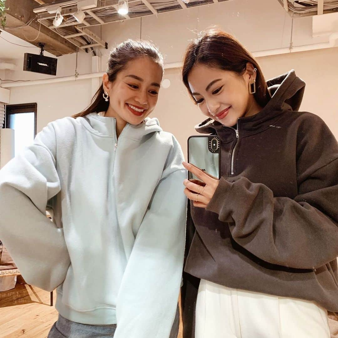 黒木なつみさんのインスタグラム写真 - (黒木なつみInstagram)「今日はかなことジップアップフーディ被り👯‍♀️♥️ 裏起毛で凄く暖かいの♥️﻿ ﻿ 今フラットプライスっていう何でも5000円とか10000円とかスペシャルな価格のセールをしているので是非ご覧ください🥰　個人的にはアウターがオススメです♫﻿ ﻿ #Vicente﻿ #sale﻿ #裏起毛﻿ #フーディ﻿ #twins #あれ私より白くなった？ #かなこ」1月8日 18時04分 - natsumi0086