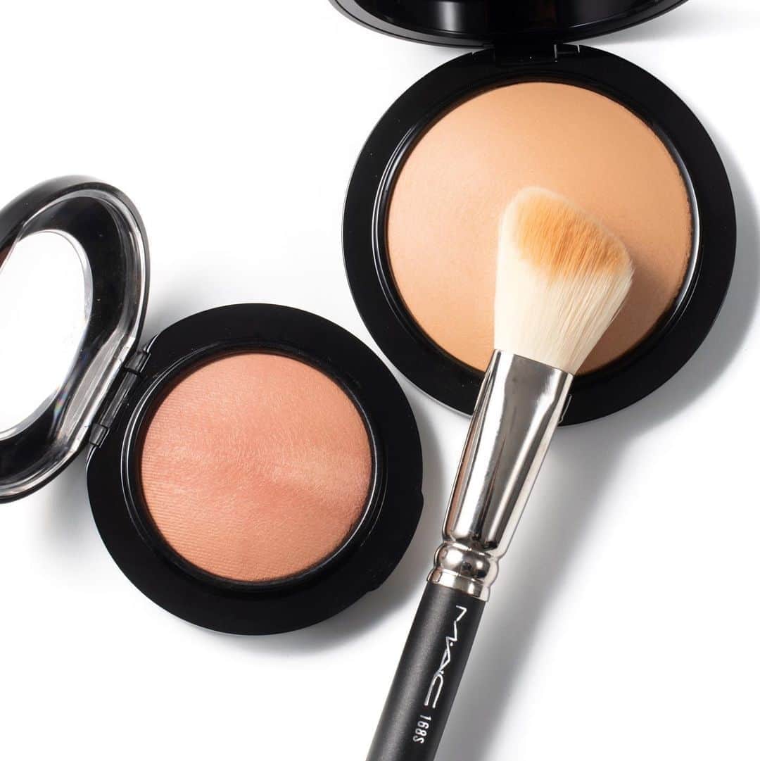 M∙A∙C Cosmetics Japanのインスタグラム：「ㅤ 【今年こそは！ シリーズ ： シェーディング＆チーク編】 ㅤ 血色も小顔も立体感も自由自在なシェーディング＆チーク👀 ㅤ M·A·Cのおすすめアイテムをチェック✓ ㅤ ㅤ ↓↓製品↓↓ 右 [M·A·C ミネラライズ スキンフィニッシュ/ナチュラル] ミディアム ダーク 左 [M·A·C ミネラライズ ブラッシュ] ナチュラリー フローレス ㅤ ㅤ DESIGN: M·A·C ARTIST  RINO KASAI @rino416 @macpro_tokyo PHOTO: @takaki_iwata ㅤ ㅤ #MACCosmeticsJapan #MACコスメ #MACCosmetics #コスメ #メイク #ミネラライズブラッシュ #チーク #オレンジチーク #ベージュチーク #オレンジメイク #シェーディング #冬コスメ #冬メイク #コスメ紹介 #セルフメイク #血色 #立体感 #makeup #beauty #cosmetics」