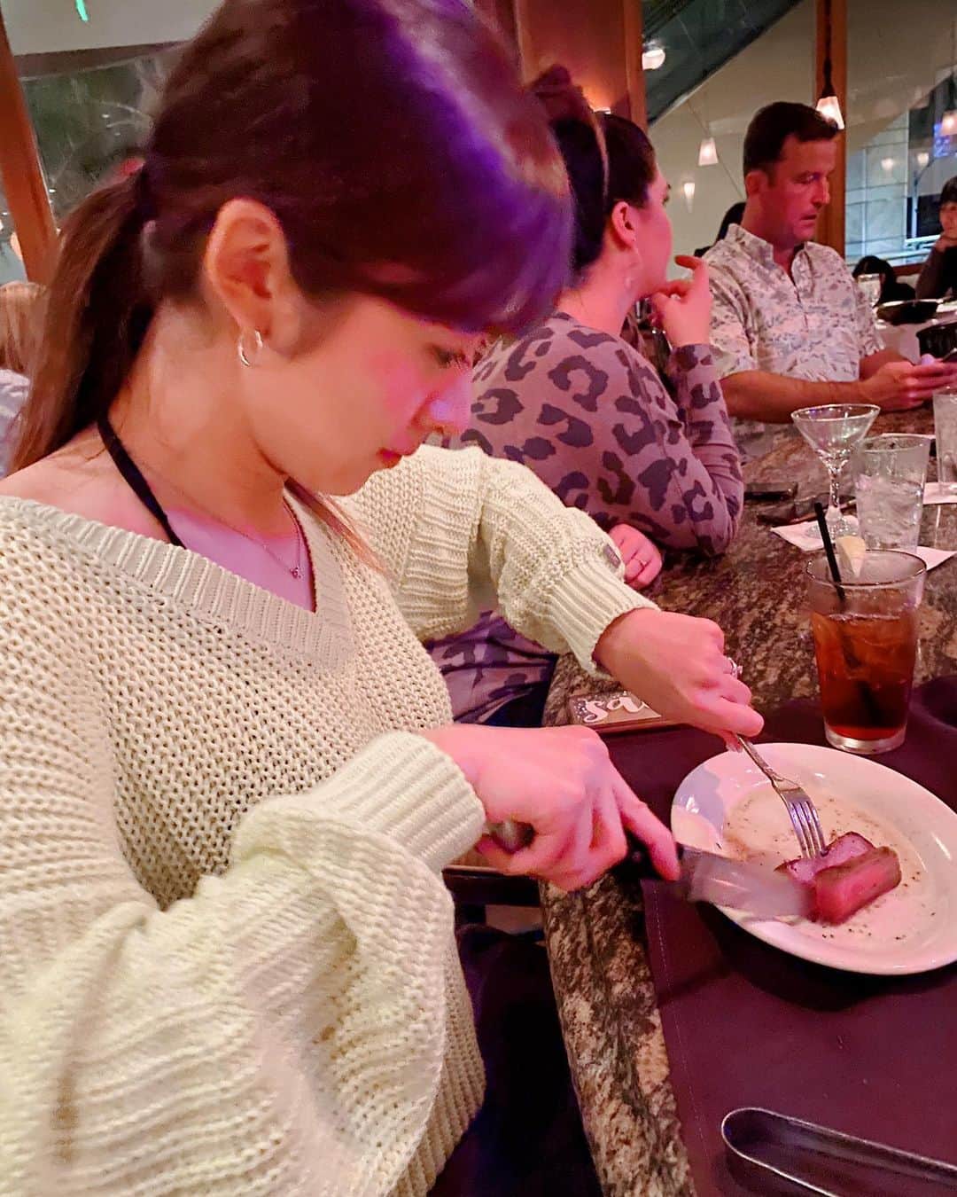 槙田紗子さんのインスタグラム写真 - (槙田紗子Instagram)「肉を食べる模様です。 . . #スワイプしてね　#ハワイ　#ワイキキ　#ルースズクリス」1月8日 18時01分 - saco_makita