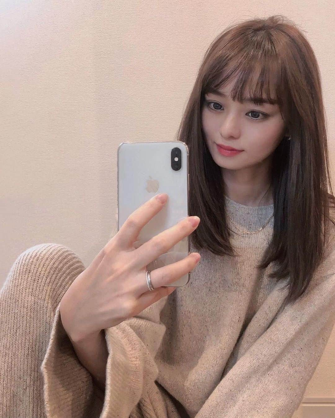 丸林広奈さんのインスタグラム写真 - (丸林広奈Instagram)「Putsu cut💇‍♀️ シルバーアメジストカラーもThanks!! @cieca.noguchi  #ぱっつん #midiumhair #ミディアムヘア #ヘアスタイル #ストレートヘア #hairstyle #ヘアカラー」1月8日 18時06分 - hironamarubayashi