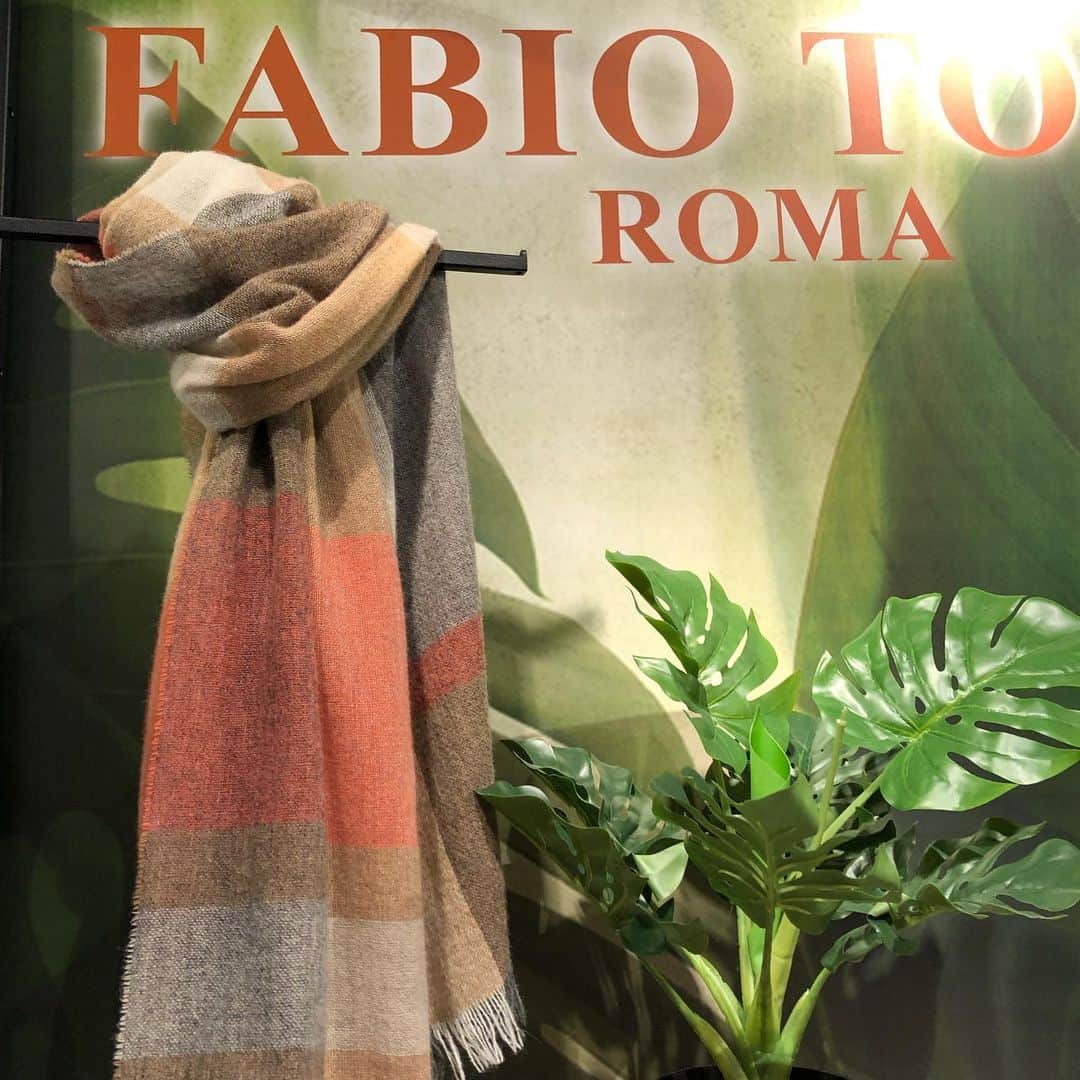 ファビオトーマさんのインスタグラム写真 - (ファビオトーマInstagram)「100% cashmere scarf, for woman. Wear the beauty. Come to visit us @pittiuomo_official booth 37 Salon M」1月8日 18時08分 - fabio_toma