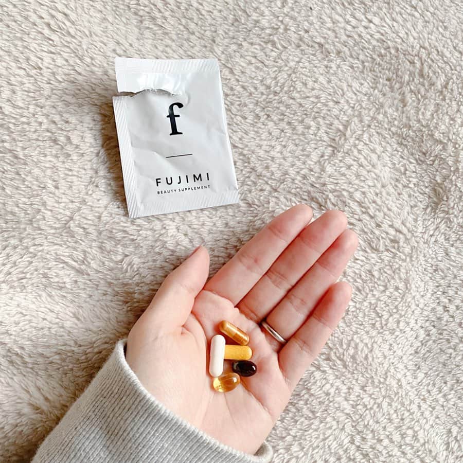 井村亜里香さんのインスタグラム写真 - (井村亜里香Instagram)「今年もインナーケアを強化中！ @fujimi_official のサプリは肌診断をして 自分に必要な栄養素を処方してくれます💊 私が処方されたのは ✔︎プラセンタ ✔︎L-シスチン ✔︎ビタミンB ✔︎フィッシュオイル ✔︎ビタミンACE の５種類。1日1袋飲むだけなので楽ちん。 梱包されているBOXやパッケージも可愛い〜❤︎ 肌トラブル知らずの肌になるべく ケア頑張っていこ〜✨ ・ #FUJIMI#supplements#beauty #beautycare#innerbeauty  #カスタマイズサプリ#肌診断 #FUJIMIサプリ#フジミ#美容#美容サプリ #ビューティ#ビューティケア#美肌 #サプリ#肌トラブル#サプリメント#pr」1月8日 18時11分 - arika_imura