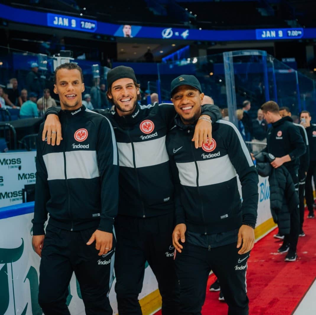 ジョナサン・デ・グズマンのインスタグラム：「Red carpet with the guys 👌🏽」