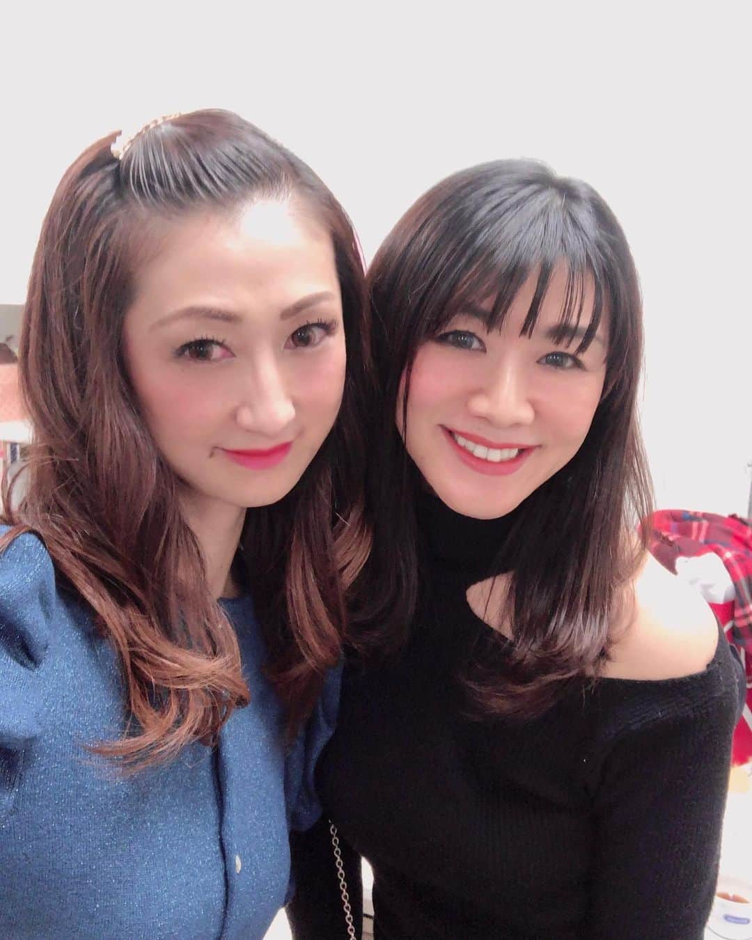 彩耶さんのインスタグラム写真 - (彩耶Instagram)「先日、大阪でインスタセミナー を開催させて頂きました✨ ・ こずえちゃん @happy.kozue  よりお声掛けを頂き、心斎橋まで〜❣️ ・ 平日のお仕事帰りの時間 pm7:30からの STARTにもかかわらず、たくさんの方にご参加頂き、感謝しています🙏✨ ・ ・ お写真はその時の様子がたくさん〜❣️ 横に👆➡︎swipeしてね ・ ・ 自らが経験し 得た知識やノウハウはもちろん インスタグラムの傾向、私なりに考えたフォロワーアップの方法などをお話させて頂きました😌✨ ・ いつものことながら、皆さんノートをとったり📖✏️ PC持参💻で… ほんと真剣にお話を聞いて下さって…  嬉しい😭💕 ・ ・ 男性の方の参加も最近は本当に多くなってきました。 自身が起業する会社をインスタを使って広めていきたいなど、様々な理由でセミナーに参加して下さっています😊✨ ・ ・ ・ 今回も 参加者皆さんのおかげで、本当に楽しく充実した時間を過ごす事ができました😌✨ ・ ・ セミナー後も、また次回開催してほしいとのお声かけをいただき、感激です😭❤️ ・ 心斎橋では、1/23(木)にもう一度開催させていただきます❣️ ・ また、皆さんに会えるのが今から楽しみです💕 ・ 参加してくださった皆様のお役に立てたのなら、ほんと嬉しいですし、これからも続けていきたいなと思っています😌✨ ・ ・ ・ ・ ・ 1/19(日)は名古屋、1/23(木)は心斎橋で 開催予定です✏️ ・ ・ ※参加ご希望の方は @happy.kozue までお問い合わせ下さい❗️ よろしくお願いいたします。 ・ ・ 皆様よりインスタセミナー開催のお声掛けを頂けるようになって、本当に嬉しく思っています😌🙏✨ ・ #こずえちゃん #いつもありがとう😊 #感謝💕 ♡ ♡ ♡ #インスタセミナー#セミナー #インスタ講習会 #講習会 #大阪 #モデル#model#神戸#kobe#インスタグラマー#インスタ#instagram#インフルエンサー#フォロー#followme#フォローミー#私#me #ファッション#コーデ#fashion#いつもありがとう#大人女子 #美意識 #女子力」1月8日 18時15分 - 3aya11