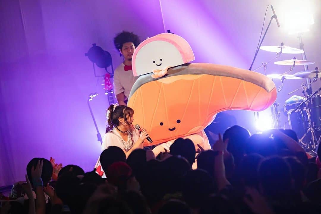 鈴木このみのインスタグラム：「#サンリオピューロランド  にて、世界一早いカウントダウンライブの模様📸 キティちゃん、ダニエル、KIRIMIちゃん.との共演。夢のような時間でした✨ 衣装もキティちゃんを意識してリボンたっぷりです🎀  今年も沢山歌を届けたいです( ´ ▽ ` )2020年もよろしくお願いします🐁」