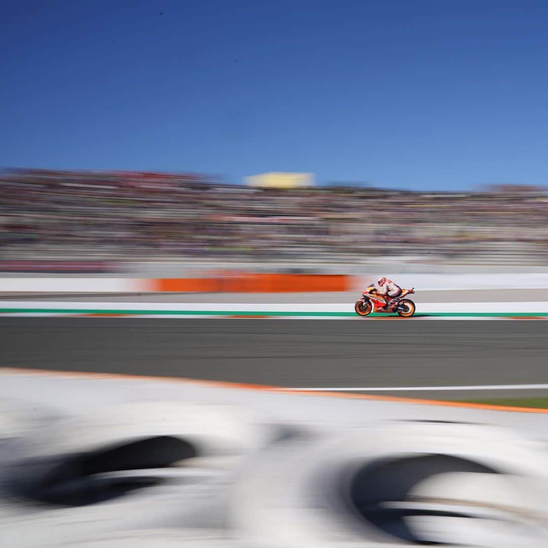 レプソル・ホンダのインスタグラム：「Blink and you miss it... #WheelieWednesday」