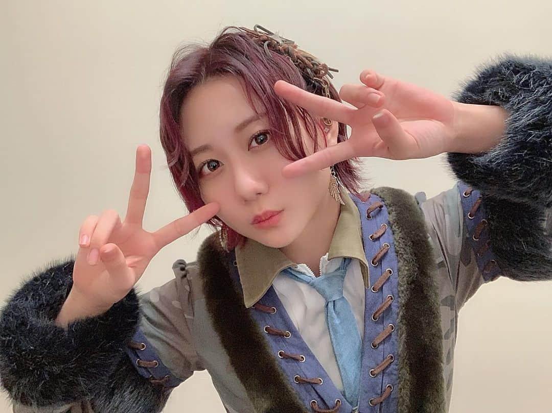 古畑奈和のインスタグラム：「ぴ✌︎('ω'✌︎ )」