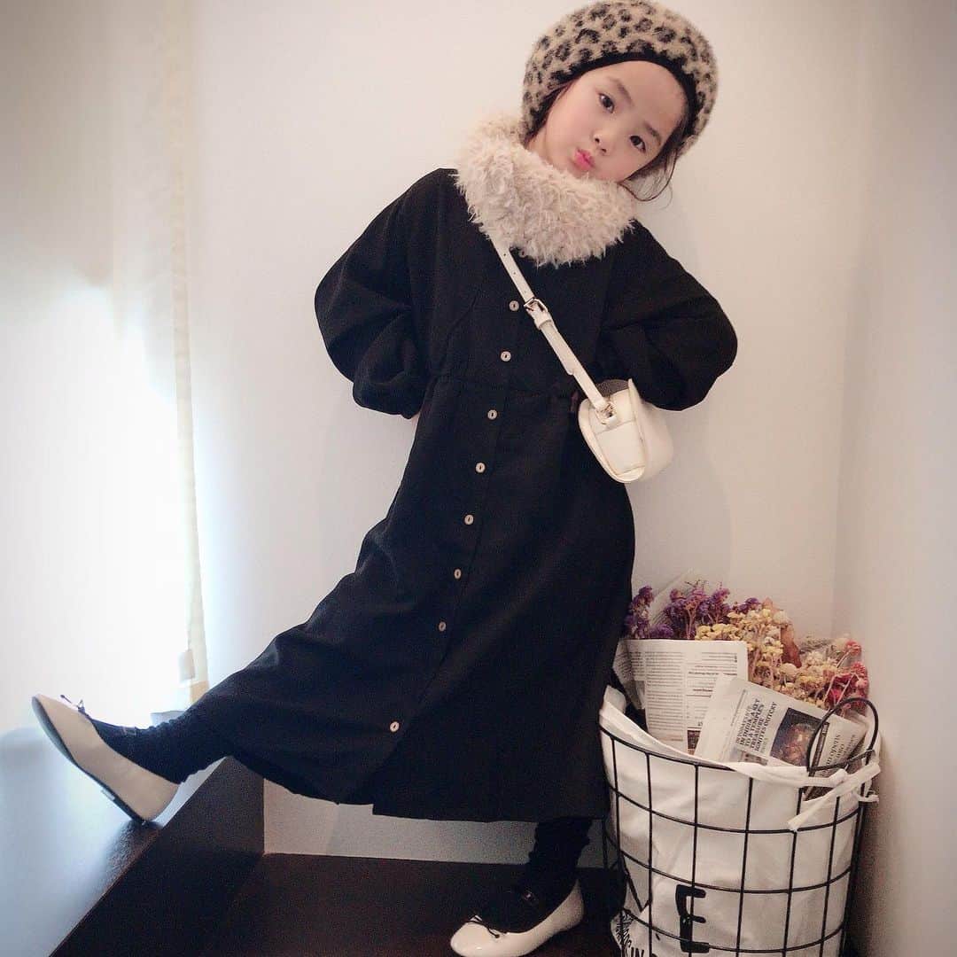 ♡KAO♡さんのインスタグラム写真 - (♡KAO♡Instagram)「🎀 ： ： 年始から体調崩してて、 やっと完全復活٩(๑˙╰╯˙๑) 今日から兄さんは小学校🏫 なので、おりんと2人でショッピングデート❤️ 久々にオシャレしてのお出掛け✨ テンション上がった⤴︎⤴︎ 2020年もオシャレ楽しもうね( *´艸｀) ： ： #おりんコーデ  #rinchancode ♡♡♡ 結局デザイン好きすぎて、色違いもGetした @pairmanon のワンピ🖤 ブラックはサイズ違いにしたので また違う雰囲気(*≧艸≦) あぁこのワンピほんと可愛いわ❤️ シューズはおりんが#GU で一目惚れして 買ってあげたお気に入り✨ ベレー帽は私と兼用で全色買いしたやつww ： ： ワンピ▶︎ @smarby_official #pairmanon  ベレー帽/シューズ▶︎ @gu_for_all_  @gu_global ： ： ： ： ： ： ： ： ： #ig_kidsfashion #kidsfashion #親バカ #ig_oyabakabu #親バカ部 #娘 #6歳 #女の子 #インスタキッズ #ig_kids #キッズファッション #smarby #smarbykids #comona #プチプラ #韓国子供服 #mamagirl #ジーユー #ジーユー購入品 #みんなのguコーデ #gu冬コーデ2020 #gu_for_all #gumania #gustyle」1月8日 18時38分 - o0.don_tama.0o