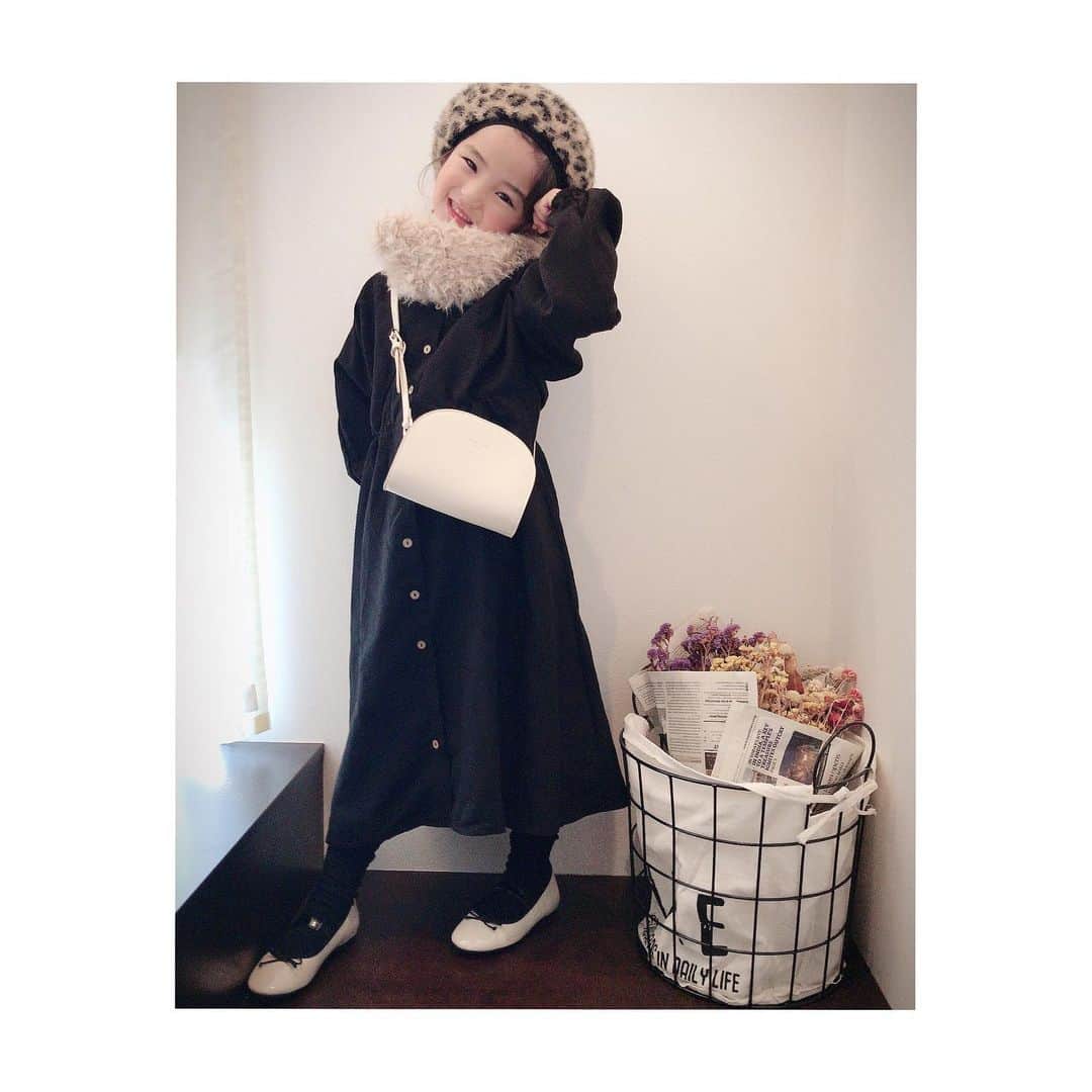 ♡KAO♡さんのインスタグラム写真 - (♡KAO♡Instagram)「🎀 ： ： 年始から体調崩してて、 やっと完全復活٩(๑˙╰╯˙๑) 今日から兄さんは小学校🏫 なので、おりんと2人でショッピングデート❤️ 久々にオシャレしてのお出掛け✨ テンション上がった⤴︎⤴︎ 2020年もオシャレ楽しもうね( *´艸｀) ： ： #おりんコーデ  #rinchancode ♡♡♡ 結局デザイン好きすぎて、色違いもGetした @pairmanon のワンピ🖤 ブラックはサイズ違いにしたので また違う雰囲気(*≧艸≦) あぁこのワンピほんと可愛いわ❤️ シューズはおりんが#GU で一目惚れして 買ってあげたお気に入り✨ ベレー帽は私と兼用で全色買いしたやつww ： ： ワンピ▶︎ @smarby_official #pairmanon  ベレー帽/シューズ▶︎ @gu_for_all_  @gu_global ： ： ： ： ： ： ： ： ： #ig_kidsfashion #kidsfashion #親バカ #ig_oyabakabu #親バカ部 #娘 #6歳 #女の子 #インスタキッズ #ig_kids #キッズファッション #smarby #smarbykids #comona #プチプラ #韓国子供服 #mamagirl #ジーユー #ジーユー購入品 #みんなのguコーデ #gu冬コーデ2020 #gu_for_all #gumania #gustyle」1月8日 18時38分 - o0.don_tama.0o