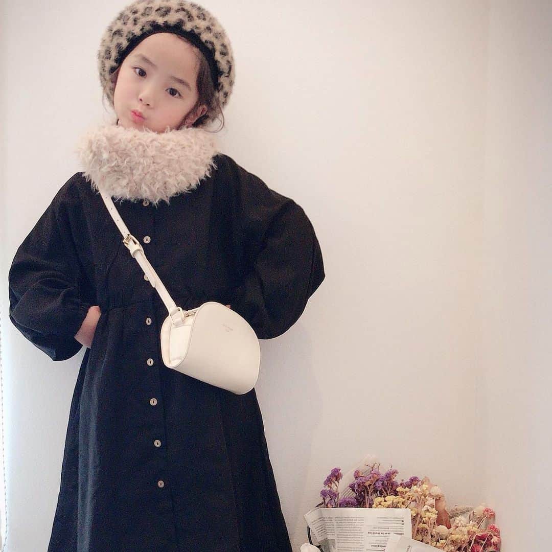 ♡KAO♡さんのインスタグラム写真 - (♡KAO♡Instagram)「🎀 ： ： 年始から体調崩してて、 やっと完全復活٩(๑˙╰╯˙๑) 今日から兄さんは小学校🏫 なので、おりんと2人でショッピングデート❤️ 久々にオシャレしてのお出掛け✨ テンション上がった⤴︎⤴︎ 2020年もオシャレ楽しもうね( *´艸｀) ： ： #おりんコーデ  #rinchancode ♡♡♡ 結局デザイン好きすぎて、色違いもGetした @pairmanon のワンピ🖤 ブラックはサイズ違いにしたので また違う雰囲気(*≧艸≦) あぁこのワンピほんと可愛いわ❤️ シューズはおりんが#GU で一目惚れして 買ってあげたお気に入り✨ ベレー帽は私と兼用で全色買いしたやつww ： ： ワンピ▶︎ @smarby_official #pairmanon  ベレー帽/シューズ▶︎ @gu_for_all_  @gu_global ： ： ： ： ： ： ： ： ： #ig_kidsfashion #kidsfashion #親バカ #ig_oyabakabu #親バカ部 #娘 #6歳 #女の子 #インスタキッズ #ig_kids #キッズファッション #smarby #smarbykids #comona #プチプラ #韓国子供服 #mamagirl #ジーユー #ジーユー購入品 #みんなのguコーデ #gu冬コーデ2020 #gu_for_all #gumania #gustyle」1月8日 18時38分 - o0.don_tama.0o