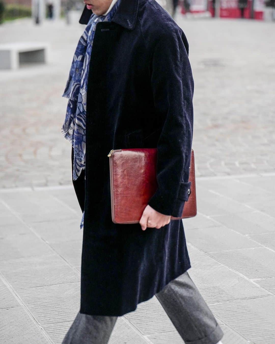 GQ JAPANさんのインスタグラム写真 - (GQ JAPANInstagram)「97回目を迎えた世界最大級のメンズファッション見本市「ピッティ・ウオモ」イタリア・フィレンツェを彩るファッション業界人達のクラッチバックに注目👀  Photos📸: Julien Boudet @bleumode  #PittiUomo  #pu97 #StreetStyle #Florence #gqjapan」1月8日 18時39分 - gqjapan