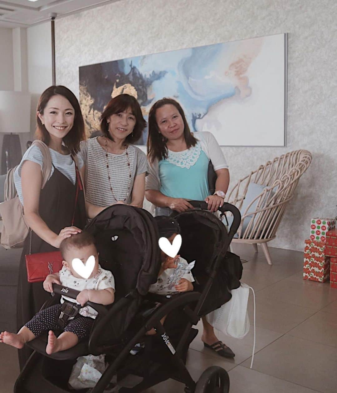 Remiさんのインスタグラム写真 - (RemiInstagram)「so grateful to have her as our babysitter🤱✨ 今回のセブ親子留学を決めた理由の一つが、家政婦さんの存在。  @kredokids2018 の親子留学は、一家に一人、家政婦さん(家事もしてくれるベビーシッター)が付いてくれるのです！ 平日の8〜17時、家事や育児の手伝いをしてくれます✨セブに子連れで滞在する日本人にとってはスタンダードなんだとか。 子供の送り迎えはもちろん、私たちが学校に行っている間にお部屋の掃除や洗濯、食事の買い出しから準備まで！ 子供との海外生活で側で助けてくれる人がいることがこんなに心強いなんて😭✨ 子供達も自然に英語に触れられて、私たちも子供たちが遊んでもらう間にさくっと近所へ買い物やマッサージに行けて、毎日美味しいフィリピンの家庭料理を食べられて、有り難い尽くし🙏🏼💕 彼女のお陰でこちらの生活は快適そのものです😊  #ベビーシッター #クレドキッズ #セブ島親子留学 #子連れ旅 #親子留学  #babysitter #kredokids」1月8日 18時31分 - remi_912