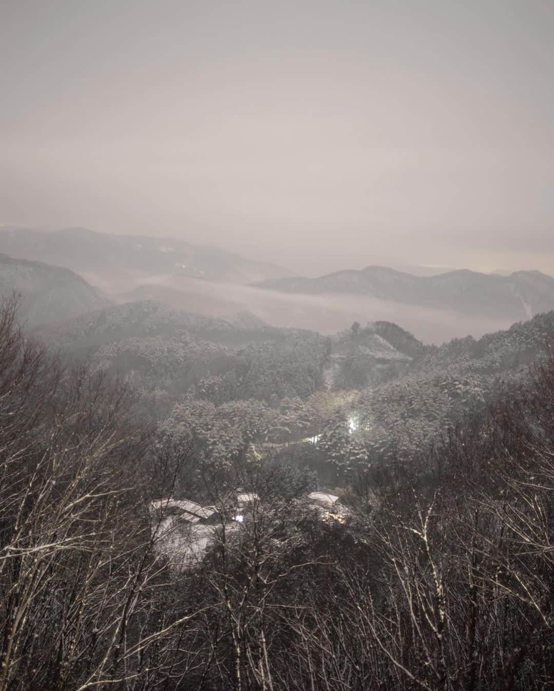 佐藤健寿さんのインスタグラム写真 - (佐藤健寿Instagram)「雪降る山の中で遭遇したどんどん焼き」1月8日 18時35分 - x51
