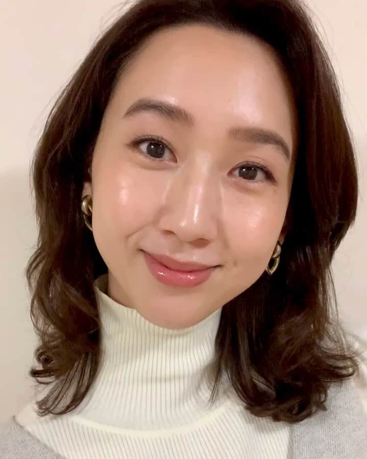 松原汐織のインスタグラム：「💄 メイクについてDMやコメントでご質問をいただく機会が多いので#今日のメイク について載せますね😊 ドアップ失礼します＆色味がわかる様に加工をせずiPhoneのカメラで撮っただけなので粗はお見逃しください🙏🏻 ・ 今日は打ち合わせがあったので、ナチュラルなコンサバメイク。目上の方とお会いする場合は甘すぎないピンク系メイクをすることが多いです🌸 ・ ベースメイク(2枚目) スキンケアでしっかり保湿をした後に、 @tunemakers 原液UVプロテクター→ @skii CCクリームを全顔に塗る。 @burtsbees ハイライターを鼻根、唇上、顎、黒目の上に塗る。 @mimc_natural クリーミーチーク01を頬に気持ち広めに塗る。 @starofthecolor_official フェイスパウダーを眉毛、目周りのみつける。 ・ 眉メイク(3枚目) @tomfordbeauty 01を @yukitakeshimamake 004で描く。 @andbe_official リキッドで眉下のアウトラインを描く＆毛が足りないところを描いたり、 @rmkofficial 02のパウダーや @heavyrotation.kissme 02のパウダーでふんわり感を足したり、バランスを見て描いていく。 ・ アイメイク(4枚目) @toonecosmetics 02を目蓋全体に使用し、 @yslbeauty 3のブラウンを二重幅に塗る。 @heroinemake リキッドアイライナー02で目頭から目尻に書き、 @tomfordbeauty 01右下をチップでラインを重ねる。  @canmaketokyo の下地を塗り、 @heroinemake マスカラを上は黒・下は茶を塗る。 #littleladyluxe 05で黒目から目尻に気持ち長めに引く。 ・ リップメイク(5枚目) @grownalchemist を下地に、@burtsbees 523を塗る。 ・ @kobako_official の10倍＆ライト付きミラー(6枚目)を使って、アイメイクの細かい所を仕上げるのがマイブームです😊 ・ メイクで一番大切にしているのは肌ツヤです✨ その日のお洋服や会う人によって使うアイテムは変えています。今日はこんな感じでしたが、また違う日に載せますね🙇🏻‍♀️ ・ #しおりの美容道　#ナチュラルメイク #ツヤ肌メイク」