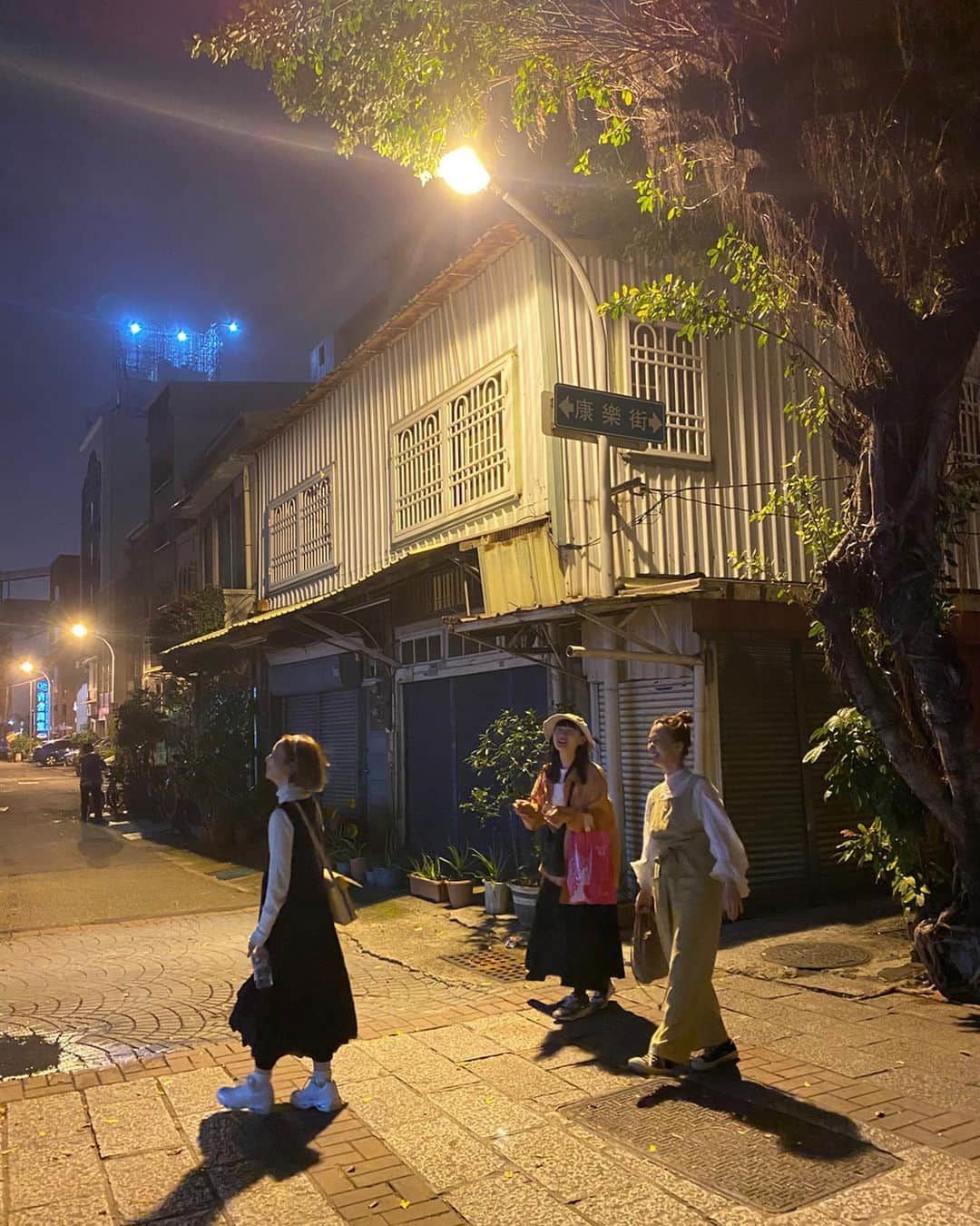 柴田紗希さんのインスタグラム写真 - (柴田紗希Instagram)「台南の神農街の雰囲気がとても好きだったよ。🇹🇼 おしゃれな雑貨屋さんとか素敵な小道とかあって、レトロでかわいかったです♡ この日は昼も夜も行きました^_^ #台湾　#台南　#神農街」1月8日 18時36分 - shibasaaki