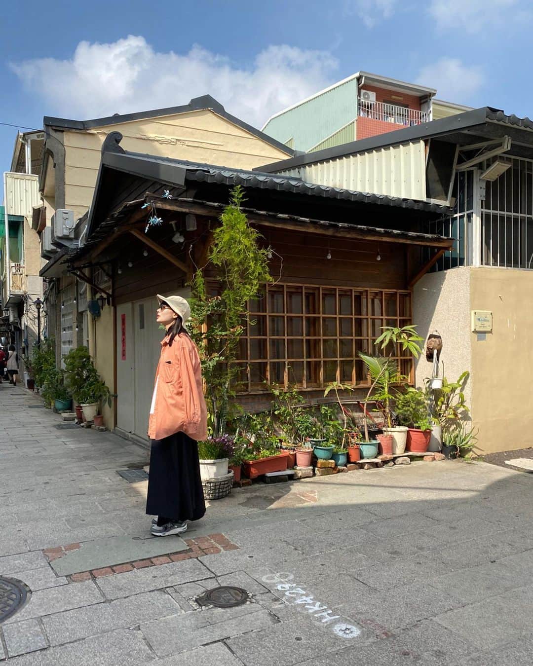 柴田紗希さんのインスタグラム写真 - (柴田紗希Instagram)「台南の神農街の雰囲気がとても好きだったよ。🇹🇼 おしゃれな雑貨屋さんとか素敵な小道とかあって、レトロでかわいかったです♡ この日は昼も夜も行きました^_^ #台湾　#台南　#神農街」1月8日 18時36分 - shibasaaki