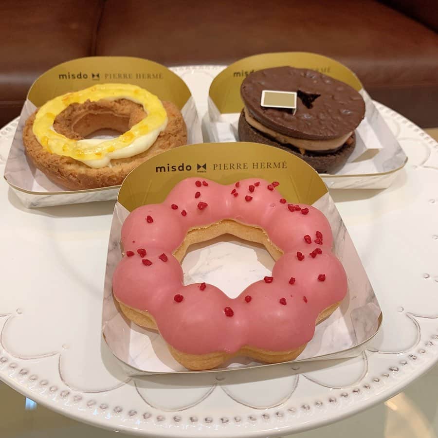 奥仲麻琴さんのインスタグラム写真 - (奥仲麻琴Instagram)「. ミスタードーナツさん(@misterdonut_jp ). 先行試食をさせていただきました🍩 今回世界的パティシエのピエール・エルメさんとミスタードーナツさんが共同開発したドーナツ。 いつもとは一味違って、ポン・デ・イスパハンはフランボワーズ風味のチョコがコーティングされていてクリームはローズ、ライチの風味と今まで出会ったことのないドーナツでとっても美味しかったです。 もう一度食べたいのでミスタードーナツのお店へ行こう☺︎1/10から〜全国発売だよ。 . #ミスド  #ピエールエルメ  #misdo_meets  #キレイメエルメ  #PR」1月8日 18時47分 - okunaka_makoto